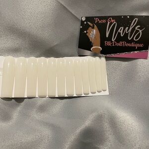 Pearly White Press On Nails